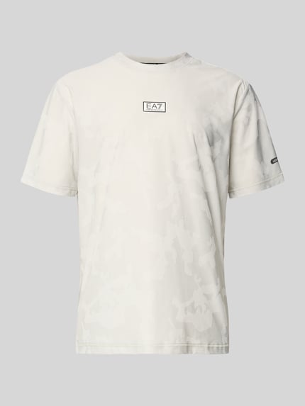Produktfoto, T-Shirt mit Rundhalsausschnitt und Label-Detail von EA7 Emporio Armani, heller Farbton, Regular-Fit, Material-Mix mit Stretch-Anteil, Rückenlänge bei Größe M 69 cm