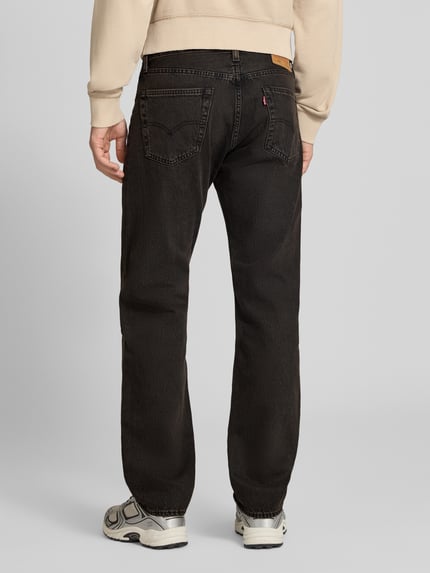 Mężczyzna nosi Wide & Loose Fit Jeans aus reiner Baumwolle Modell '501®' od Levi's®, czarne, wyrazista faktura denimu, widoczne szwy, Herren Wide & Loose Fit Jeans von Levi's®, widok całej sylwetki z tyłu
