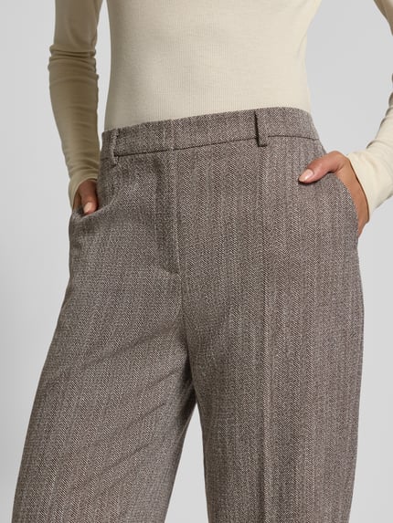 Frauenmodel trägt Stoffhose mit französischen Eingrifftaschen von Jake*s Collection, Material-Mix mit Viskose-Anteil, Gerader-Schnitt, Bundfalten, Nahaufnahme Oberkörper.