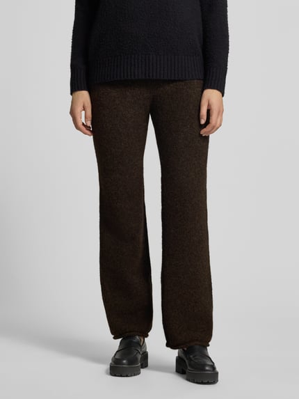 Frauenmodel trägt Hose mit Strickoptik von VERO MODA in Braun mit elastischem Bund und Tunnelzug, Material in Strick Ganzkörperansicht von vorne.