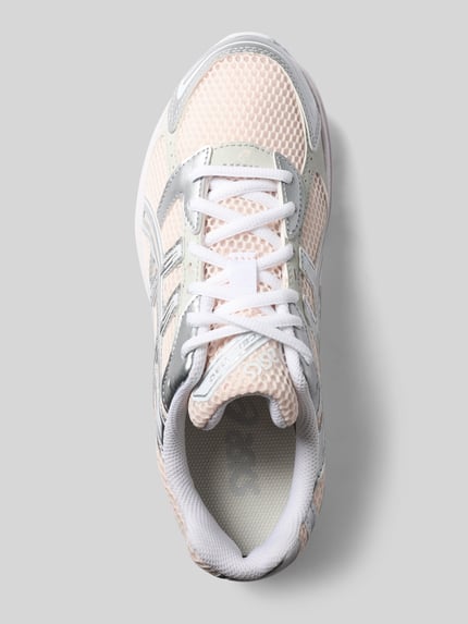 Produktfoto, Sneaker mit Logo-Detail von ASICS TIGER in Beige und Silber, abgerundete Passform, Schnürverschluss, leicht profilierte Sohle, Absatzhöhe 4 cm, Schafthöhe 7 cm, Schaftweite 7 cm, Textile und glatte Oberflächenstruktur
