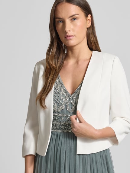 Vrouwenmodel draagt Bolero met 1/2-mouw van Christian Berg Cocktail in effen wit, duurzaam materiaal, tailored fit, Nahaufnahme bovenlichaam.