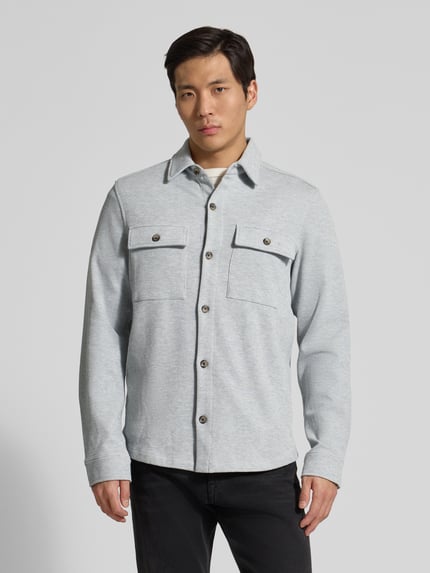 Mannenmodel draagt Regular Fit Hemdjacke met borstzakken van Lerros in lichtgrijs met knoopsluiting en kentkraag, regular fit, borstzakken, ruglengte maat M 70 cm, voorkant in volledige lichaamsweergave.