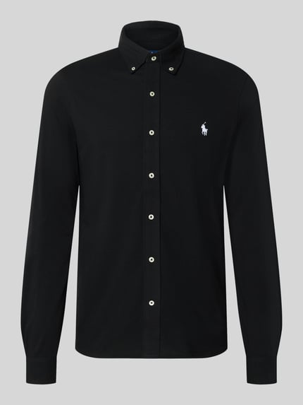 Produktfoto, schwarzes Regular Fit Freizeithemd aus reiner Baumwolle von Polo Ralph Lauren mit weißen Knöpfen vor grauem Hintergrund.