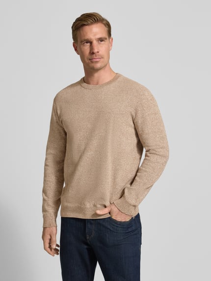 Mannelijk model draagt Regular Fit Strickpullover aus reiner Baumwolle van Tom Tailor, beige, effen structuur, ronde hals, lange mouwen, geribde boorden, Ganzkörperansicht van voren.