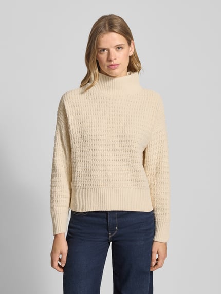 Frauenmodel trägt Regular Fit Strickpullover mit Mock Neck Kragen Modell 'GLOBE' von Only, Optik: Unifarben, Materialverarbeitung: Strick, ganzkörperansicht von vorne.