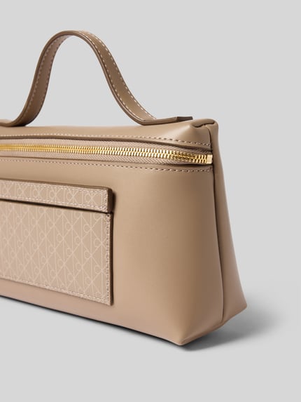 Produktfoto, Kosmetiktasje met logomotief en draagband van CK Calvin Klein, dames make-uptasje met hoofdvak en ritssluiting.