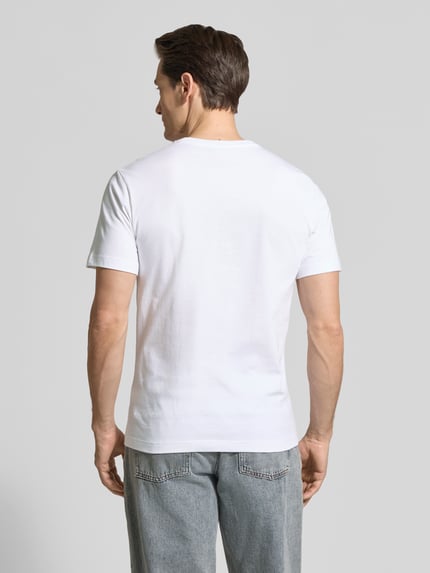 Männermodel trägt Regular Fit T-Shirt aus reiner Baumwolle von Lacoste, Optik: Unifarben, Kurzarm, Ganzkörperansicht Rückansicht.