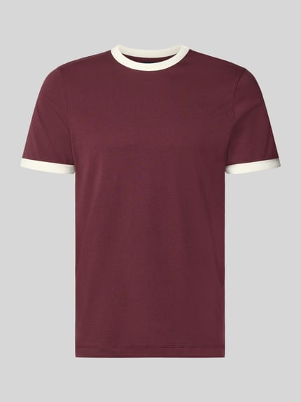 Produktfoto, Regular Fit T-Shirt aus reiner Baumwolle von MCNEAL in Dunkelrot mit weißen Kontrastabschlüssen, Herren T-Shirt, glatte Oberfläche.