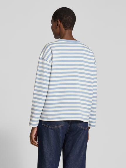 Vrouwenmodel draagt Regular Fit Sweatshirt met afgeronde zoom van TOM TAILOR DENIM, gestreept, ronde hals, lange mouw, afgeronde zoom, Ganzkörperaanzicht achteraan.
