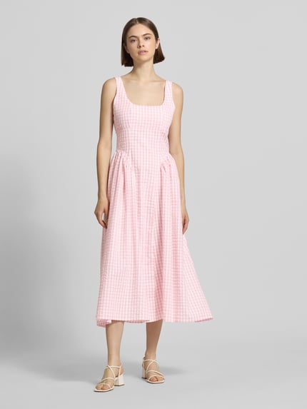 Frauenmodel trägt Midikleid mit Karree-Ausschnitt Modell 'Arwen' von OH APRIL in Rosa-Weiß Allover-Look, Reine Baumwolle, A-Linie, Ganzkörperansicht von vorne.