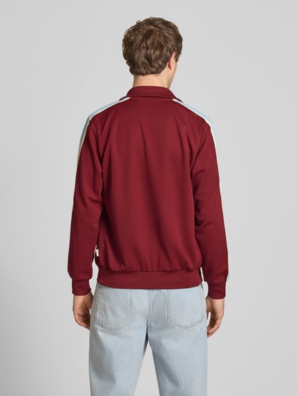 Männermodel trägt Sweatjacke mit Stehkragen Modell 'COTEDAZUR' von Jack & Jones in Slim Fit, Rückenansicht, Farbe Bordeaux, ganzkörperansicht rückansicht.
