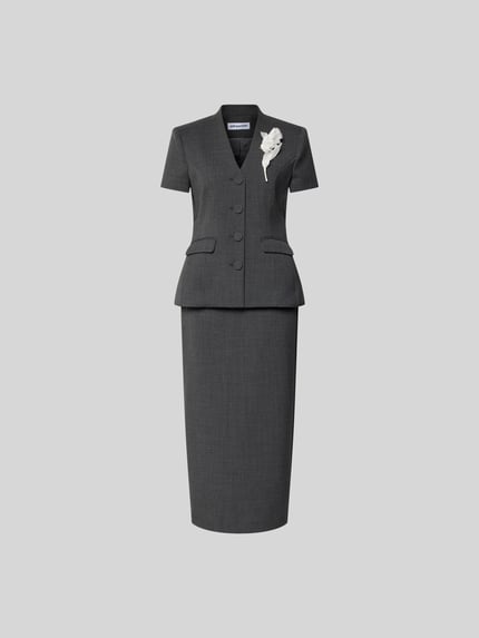 Frauenmodel trägt Midikleid mit Woll-Anteil von Self-Portrait in Dunkelgrau, taillierte Passform, florale Applikation, V-Ausschnitt, Kurzärmelig, Elastischer-Material-Mix, Ganzkörperansicht von vorne.