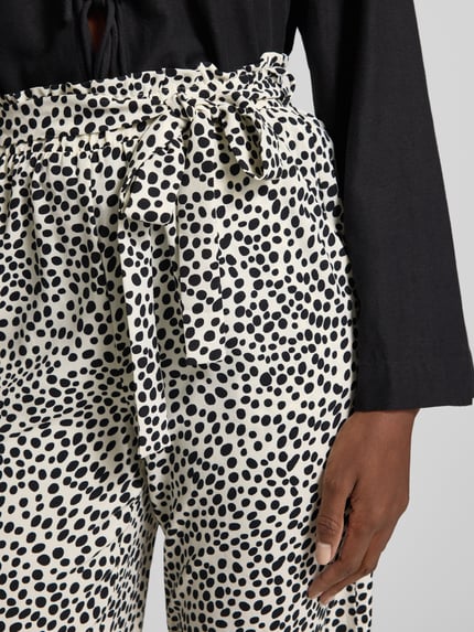 Frauenmodel trägt Culotte mit Bindegürtel Modell 'JOSA' von Vila im Loose-Fit mit Elastischer Bund und seitliche Eingrifftaschen, Nahaufnahme Oberkörper.
