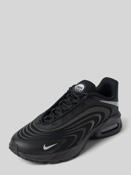 Produktfoto, Sneaker mit Logo-Print Modell 'Air Max Fire' von Nike in Schwarz mit Schnürverschluss und abgerundeter Passform, strukturierte Oberfläche