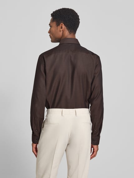 Christian Berg Men Regular Fit Business-Hemd mit Strukturmuster und Kentkragen Dunkelbraun 5