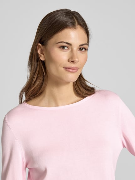 Frauenmodel trägt Regular Fit Strickpullover aus Baumwoll-Viskose-Mix von s.Oliver RED LABEL, Optik: Unifarben, Rundhals, Langarm, Rollsaum, Stricktextur, Nahaufnahme Oberkörper.