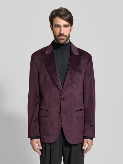 Männermodel draagt 2-knoops colbert uit fluweel met reverskraag, knoopsluiting en steekzakken, regular fit van Christian Berg Men, vooraanzicht, Ganzkörperansicht von vorne.