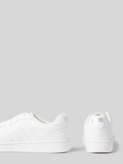 Produktfoto, Sneaker mit Label-Details Modell 'Court Cali' von K-SWISS für Herren in Weiß, abgerundete Form, Schnürung, profilierte Sohle, Absatzhöhe 3 cm, Schafthöhe 7 cm, Schaftweite 9 cm