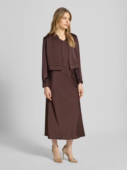 Frauenmodel trägt Regular Fit Blazer mit Stehkragen von V by Vera Mont, brauner Satin, offenes Design, Ganzkörperansicht von vorne.