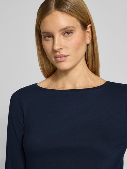 Frauenmodel trägt Regular Fit Langarmshirt aus Bio-Baumwoll-Mix von Tom Tailor in dunkelblauer Melange-Optik mit U-Boot-Ausschnitt, Nahaufnahme Oberkörper.