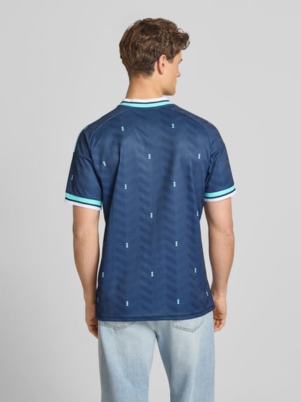 Männermodel trägt DFB Auswärtstrikot Deutschland 2026 von adidas Sportswear, efekt: wielokolorowy, krój slim fit, aplikacja z logo, dekolt w serek, rękaw: krótki rękaw, Ganzkörperansicht Rückansicht.