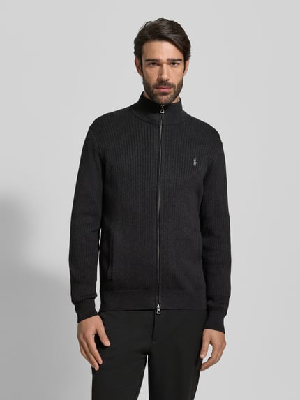 Mannelijk model draagt Strickjacke met Reißverschluss van Polo Ralph Lauren, puur katoen, regular fit, ribboorden, opstaande kraag, steekzakken, labelstitching, ritssluiting, kleur donkergrijs, geheel vooraanzicht.