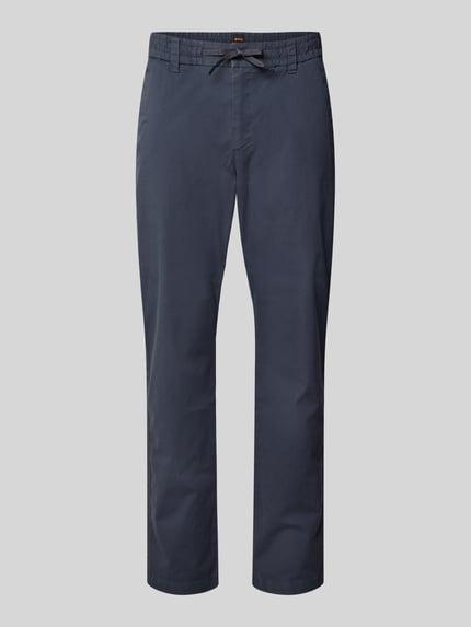 Produktfoto, dunkelblaue Tapered Chino aus Baumwoll-Mix Modell 'CHINO-TAPERED-DS-10' von BOSS Orange mit Tunnelzug, Gürtelschlaufen, elastischem Bund, unifarbener Optik und seitlichen Eingrifftaschen auf hellem Hintergrund