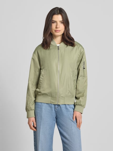 Frauenmodel trägt Regular Fit Bomberjacke mit College-Kragen von s.Oliver RED LABEL, Optik: Unifarben, Satin, Ganzkörperansicht von vorne.