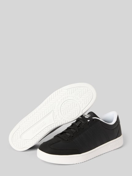 Produktfoto, Sneaker mit Label-Print Modell 'COURT' von K-Swiss in Schwarz mit Lochmuster, strukturierter weißer Sohle und Schnürverschluss