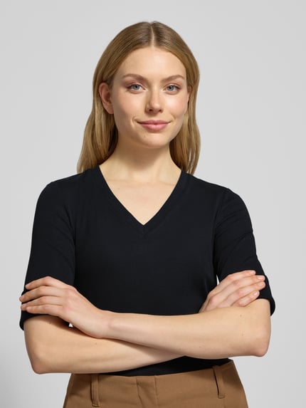 Frauenmodel trägt T-Shirt mit V-Ausschnitt Modell 'JUDY' von Lauren Ralph Lauren, schwarz, Regular Fit, Baumwoll-Elasthan, Nahaufnahme Oberkörper.