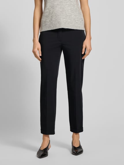 Vrouwenmodel draagt Chino aus Techno Cotton Superstretch van Raffaello Rossi, recht model, verkort, katoenmix, zwarte kleur, Franse zakken, knoop- en ritssluiting, Ganzkörperaanzicht van voren.
