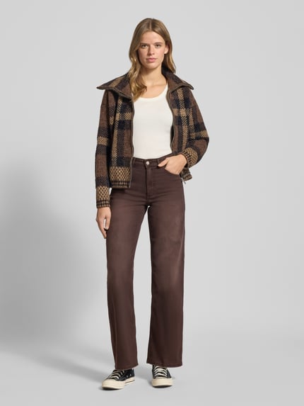 Modelka kobieca nosi Wide Leg Jeans aus Baumwoll-Mix Modell 'JUICY' od Only, kolor brązowy, fason szerokich nogawek, denim, widok całej sylwetki z przodu.