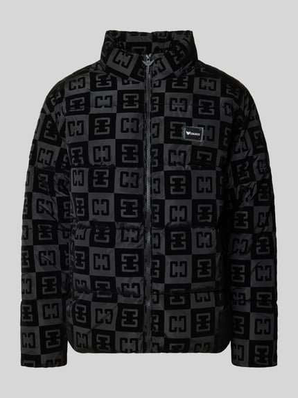 Produktfoto, schwarze Regular Fit Steppjacke mit Karomuster und Label-Detail von COLUCCI, Stehkragen und Reißverschluss, Unistruktur, Regular Fit Steppjacke mit Label-Detail und Karomuster von COLUCCI, Kontext: Herren Steppjacke, Rückenlänge 64 cm, Schulterbreite 58 cm, Brustweite 62 cm, Ärmellänge 64 cm