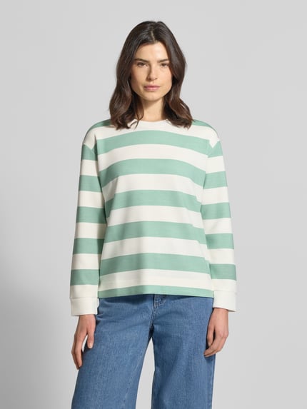 Vrouwenmodel draagt Sweatshirt mit Rundhalsausschnitt van Christian Berg Woman, relaxed fit, materiaal-mix met modal, groen-wit gestreept, allover-look. Vooraanzicht volledige lichaamsopname.