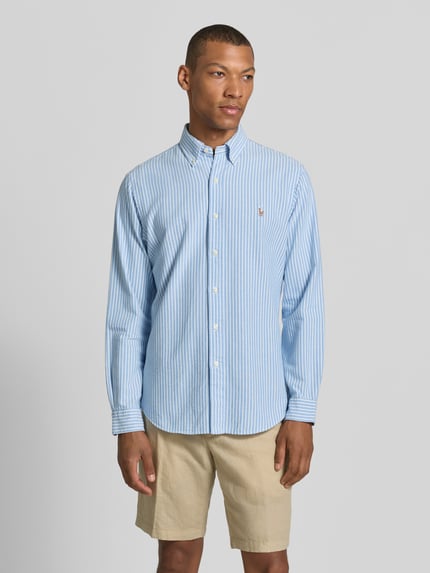 Männermodel trägt Regular Fit Freizeithemd aus reiner Baumwolle von Polo Ralph Lauren in Blau-Weiß mit feiner Streifenstruktur, Ganzkörperansicht von vorne.