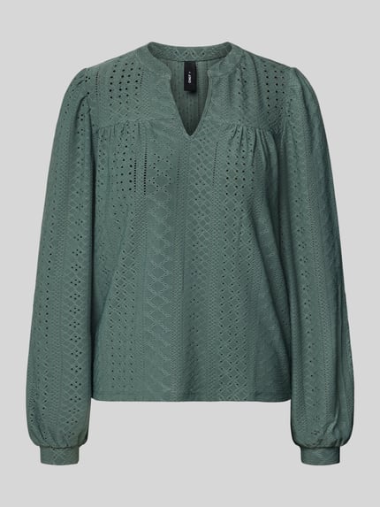 Produktfoto, grüne Regular Fit Tunika mit Lochstickerei Modell 'SANDRA' von ONLY, feine Musterstruktur, Damen Tunika von ONLY