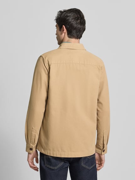 Męski model nosi Regular Fit Hemdjacke aus reiner Baumwolle von Barbour, efekt: jednolity kolor, krój regular fit, wykładany kołnierz, zapięcie: listwa guzikowa, rękaw: długi rękaw, zakończenie rękawów: mankiet, kieszenie: brystasza, wpuszczane kieszenie, materiał: bawełna; całkowity widok z tyłu.