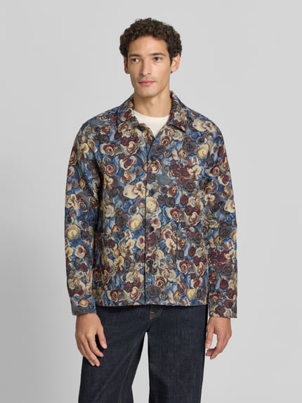 Männermodel trägt Regular Fit Hemdjacke im Allover-Look mit Kentkragen von Les Deux, Baumwoll-Mix, Knopfleiste, Ganzkörperansicht von vorne.