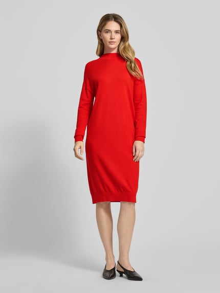 Frauenmodel trägt Knielanges Kleid mit Rundhalsausschnitt von Christian Berg Woman, mieszanka wiskozy, taliowany krój, długość do kolan, prążkowane wykończenia, okrągły dekolt, całkowita długość tyłu 103 cm, szerokość w biuście 52 cm, długość rękawa 53 cm, kolor czerwony, gładka tekstura, Ganzkörperansicht von vorne.