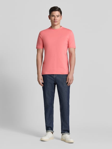Mężczyzna nosi Regular Fit T-Shirt aus reiner Baumwolle Modell 'TE_INTERLOCK' von BOSS Orange, jednolity, krój regular fit, okrągły dekolt, krótki rękaw, jersey, bawełna, aplikacja z logo; pełny widok z przodu.