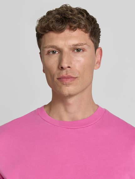 Männermodel trägt T-Shirt mit geripptem Rundhalsausschnitt Modell 'FIZVALLEY' von American Vintage, reine Baumwolle, Nahaufnahme Oberkörper.