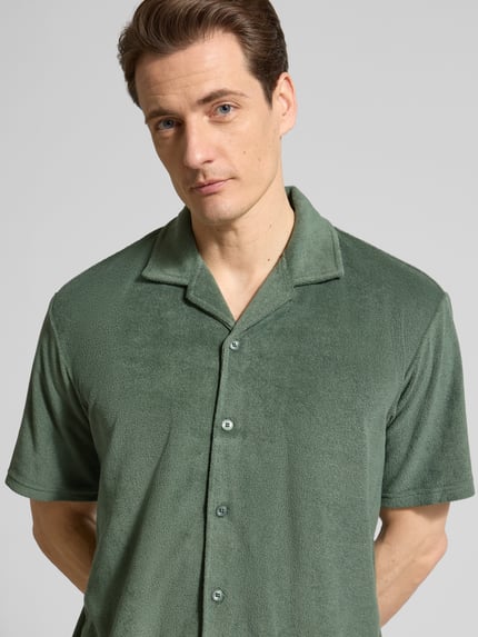 Mannelijk model draagt Slim Fit Freizeithemd aus Frottee van MCNEAL in katoenmix, reverskraag, korte mouwen, groene kleur, bovenlichaam close-up.