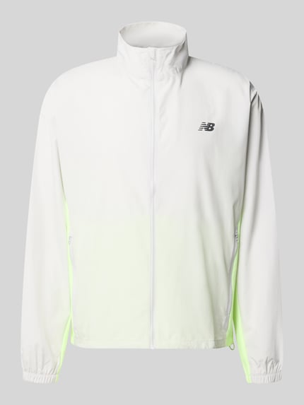 Produktfoto, Regular Fit Jacke in Stehkragen Modell 'Fast Days' von New Balance in Weiß mit neon-gelben Akzenten, Logo-Print, Reißverschluss, Eingrifftaschen mit Reißverschluss, elastische Ärmelabschlüsse, Tunnelzug im Bund, Rückenlänge 68 cm, Ärmellänge 66 cm