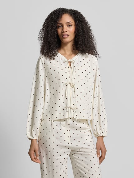 Frauenmodel trägt Regular Fit Bluse mit Zierschleifen von Jake*s Casual im Leinen-Viskose-Mix, Rundhalsausschnitt, Langärmelig, Punktemuster, eingefasste Ärmelabschlüsse, Ganzkörperansicht von vorne.
