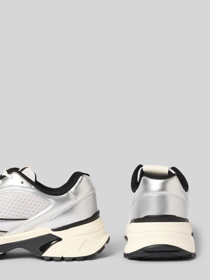 Produktfoto, Sneaker mit Label-Detail von Calvin Klein Jeans im Material-Mix mit abgerundeter Spitze, Schnürverschluss, strukturierter Sohle, Absatzhöhe 3 cm, Schafthöhe 4 cm, Schaftweite 6 cm, silberne und schwarze Farbakzente, moderne Textur.