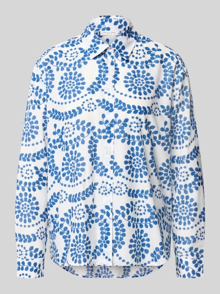 Produktfoto, Relaxed Fit Bluse im Allover-Look von Christian Berg Woman aus reiner Baumwolle mit blau-weißem Muster und Hemdblusenkragen.