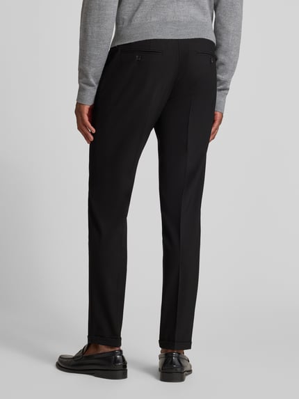 Männermodel trägt schwarze Regular Fit Stoffhose mit Viskose-Anteil Modell 'Liam' von Matinique, Bügelfalten, Rückansicht Ganzkörperansicht.