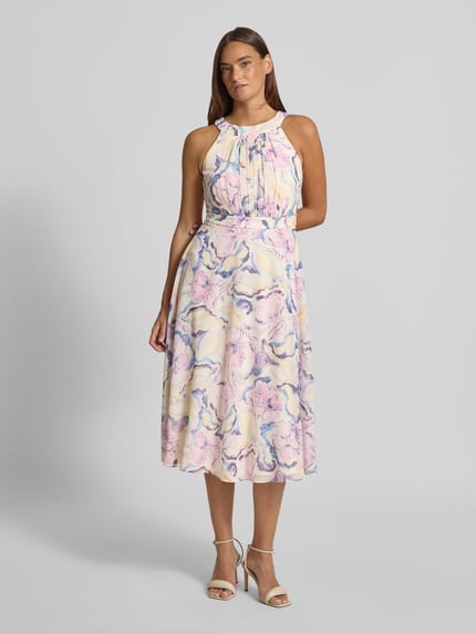 Frauenmodel trägt Midikleid mit floralem Allover-Print von Christian Berg Cocktail, ärmellos, tailliert, pastellfarbene Töne, Ganzkörperansicht von vorne.