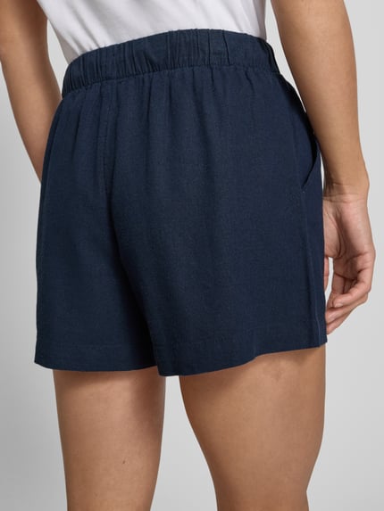 Frauenmodel trägt Relaxed Fit Bermudas aus Viskose-Leinen-Mix Modell 'GOA' von Only, efekt: jednolity kolor, tunel, wpuszczane kieszenie, wykończenie materiału: cieniowana przędza, mieszanka wiskozy i lnu, szorty bermudy; Ganzkörperansicht Rückansicht